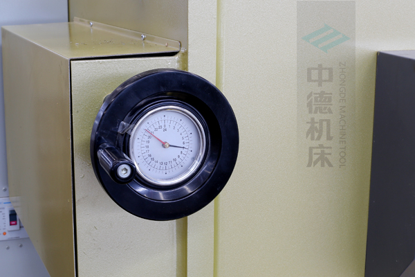 ZDG-832刀片間隙調(diào)節(jié)裝置，設置在機架前面，并有刻度顯示，調(diào)節(jié)方便.jpg