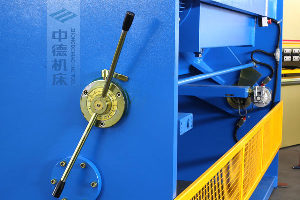 ZDSK-1632剪板機(jī)刀片間隙手動(dòng)調(diào)節(jié)器，刻度清淅，調(diào)節(jié)省力又簡便.jpg