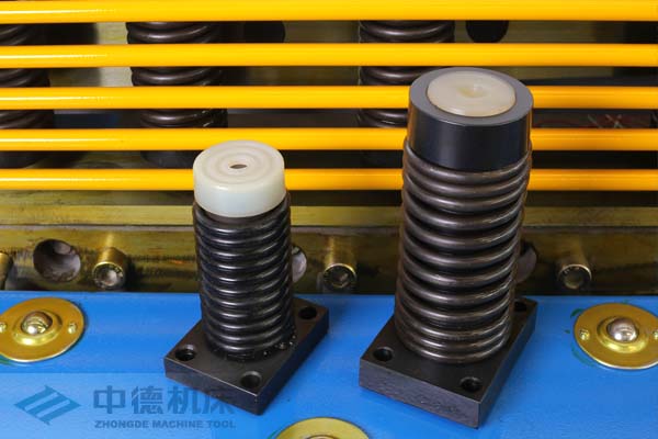 ZDS-2032采用高品質(zhì)壓料油缸，不滲油不會在板材表面留有油污.jpg