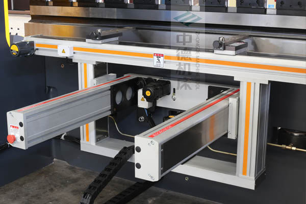 ZDPE10025-4+1軸全封套加強型鋁合金后檔料系統(tǒng)，內有成套滾珠絲桿和直線導軌，精度高速度快噪音低.jpg