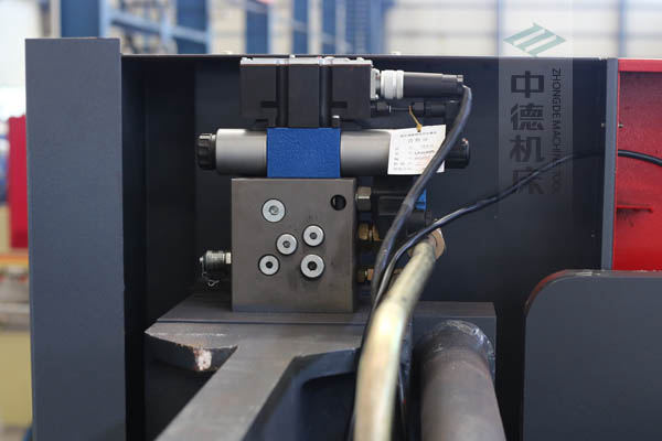 ZDPE10025采用進口液壓系統(tǒng)，穩(wěn)定無故障，耐高溫高壓，持久工作精度高.jpg